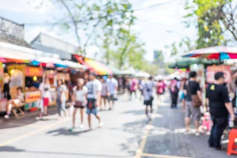 Blurred,Background,:,People,Shopping,At,Market,Fair,In,Sunny
