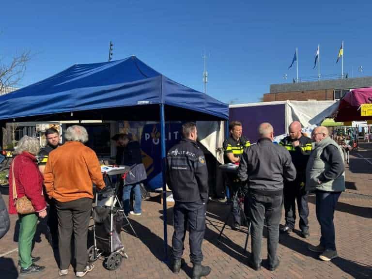 Politie-op-de-markt-in-Putten-cybercrime-1