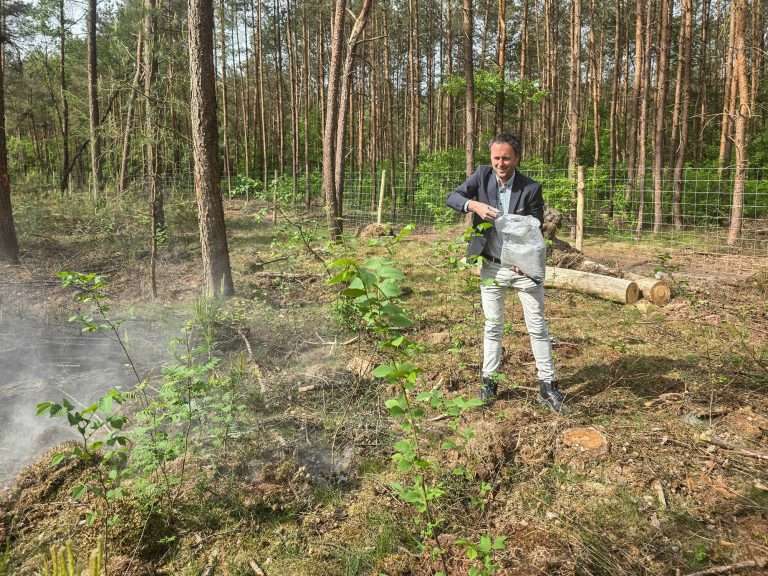 Wethouder Cornelissen strooit steenmeel als officiële afronding van het project in Putten