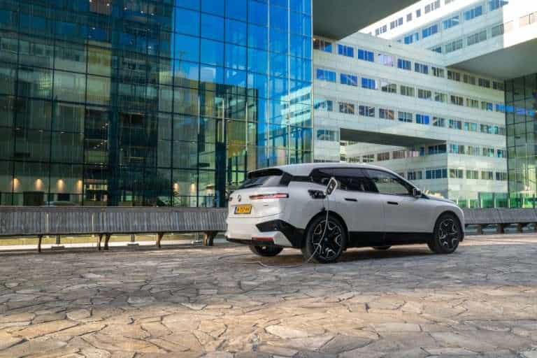 auto-opladen-met-een-stekker-putten