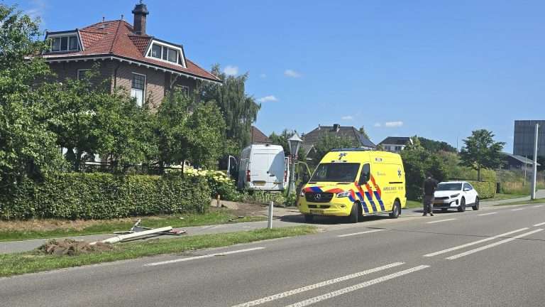 bestelbus-van-de-weg-nijkerkerstraat-putten-bus-in-tuin