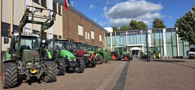 Boeren met trekkers naar gemeentehuis: zorgen over stikstof blijven groot 8
