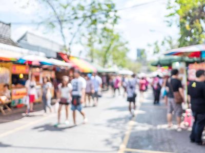 Blurred,Background,:,People,Shopping,At,Market,Fair,In,Sunny