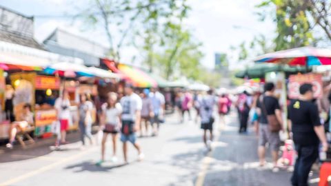 Blurred,Background,:,People,Shopping,At,Market,Fair,In,Sunny