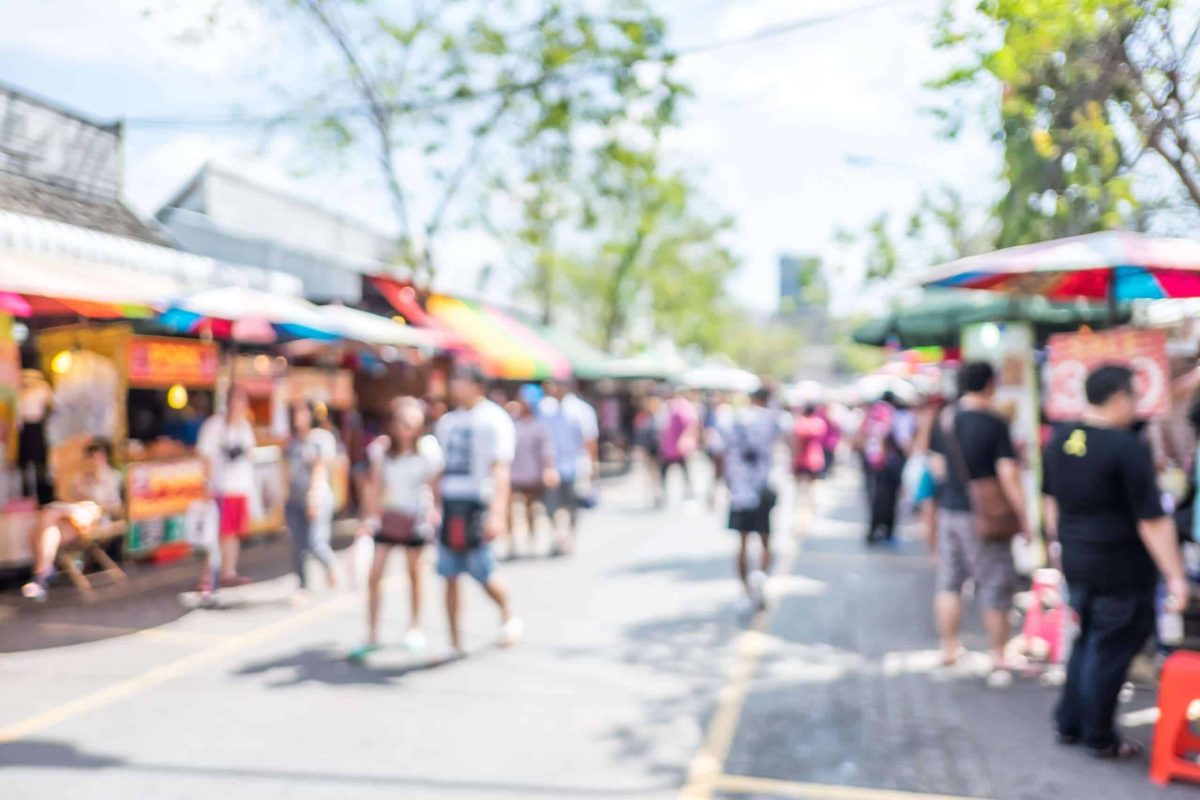 Blurred,Background,:,People,Shopping,At,Market,Fair,In,Sunny
