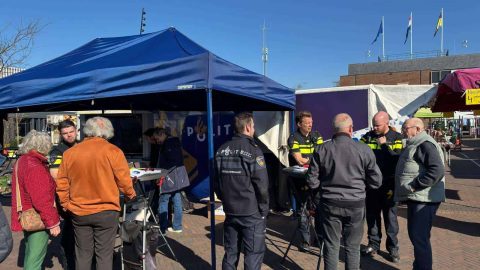 Politie-op-de-markt-in-Putten-cybercrime-1