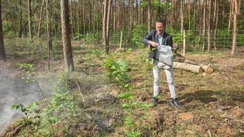 Wethouder Cornelissen strooit steenmeel als officiële afronding van het project in Putten