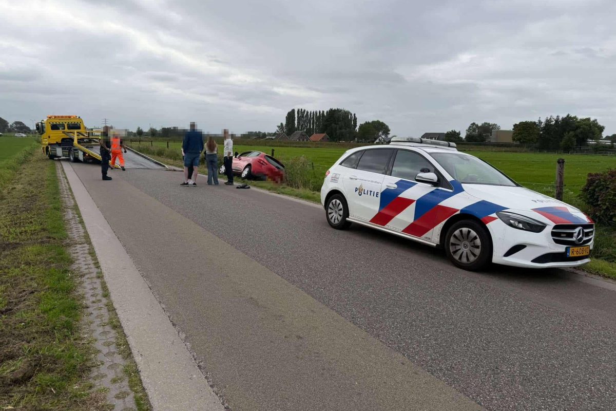 auto-in-sloot-waterweg-september-2026-gepixeld