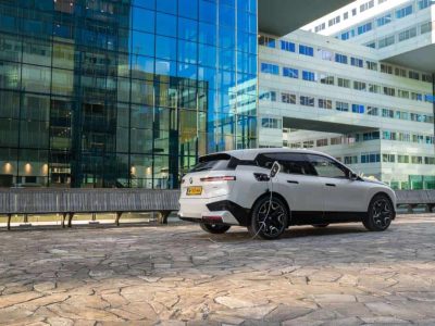auto-opladen-met-een-stekker-putten