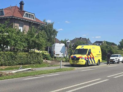 bestelbus-van-de-weg-nijkerkerstraat-putten-bus-in-tuin