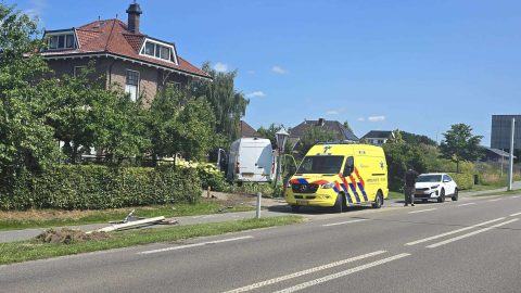 bestelbus-van-de-weg-nijkerkerstraat-putten-bus-in-tuin