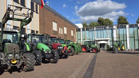 Boeren met trekkers naar gemeentehuis: zorgen over stikstof blijven groot 8