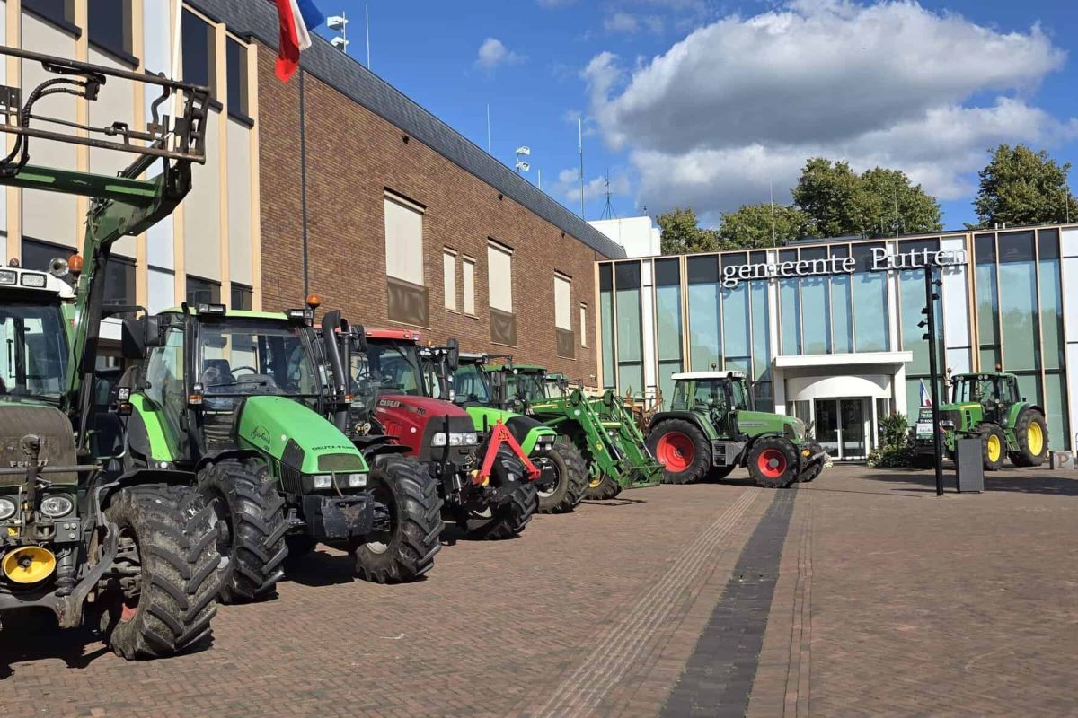 Boeren met trekkers naar gemeentehuis: zorgen over stikstof blijven groot 8