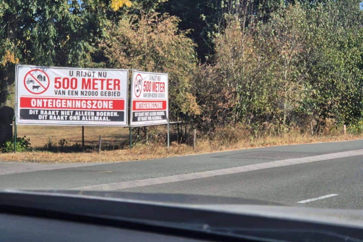 Boerenprotest breidt zich uit in Putten: borden en spandoeken duiken overal op