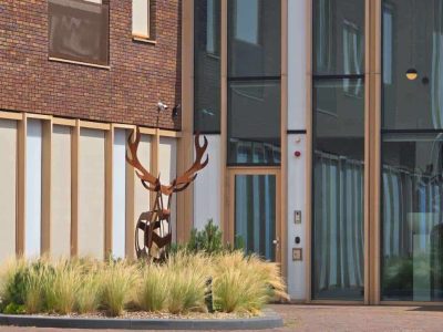 gemeente-putten-gemeentehuis-hert-kunstwerk-gebouw