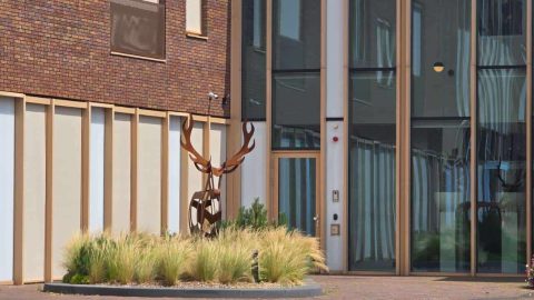 gemeente-putten-gemeentehuis-hert-kunstwerk-gebouw