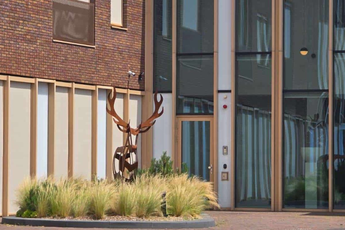 gemeente-putten-gemeentehuis-hert-kunstwerk-gebouw