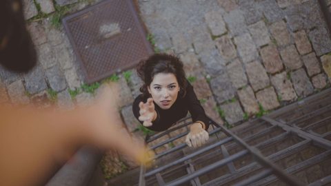 hand-hulp-pexels-samantha-garrote