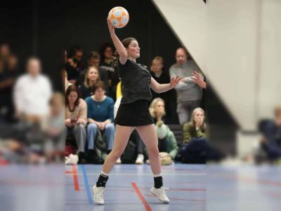 korfbal-de-meeuwen-putten-Lieke-van-de-Langemheen