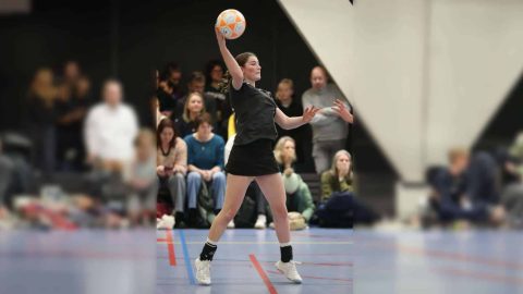 korfbal-de-meeuwen-putten-Lieke-van-de-Langemheen