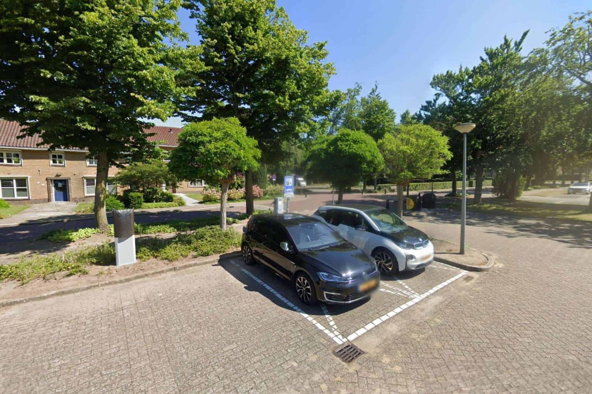 laadpalen-in-putten-achter-gemeentehuis