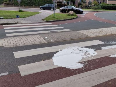 Oeps op rotonde bij Praxis: emmer witte verf belandt midden op de weg