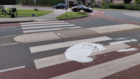 Oeps op rotonde bij Praxis: emmer witte verf belandt midden op de weg