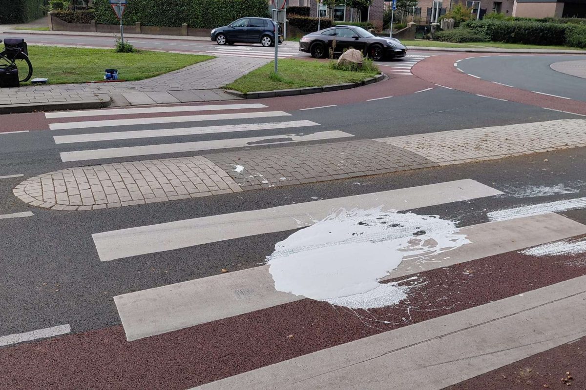 Oeps op rotonde bij Praxis: emmer witte verf belandt midden op de weg