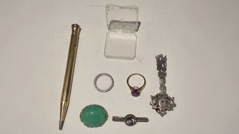 politie-zoekt-eigenaar-sieraden-putten