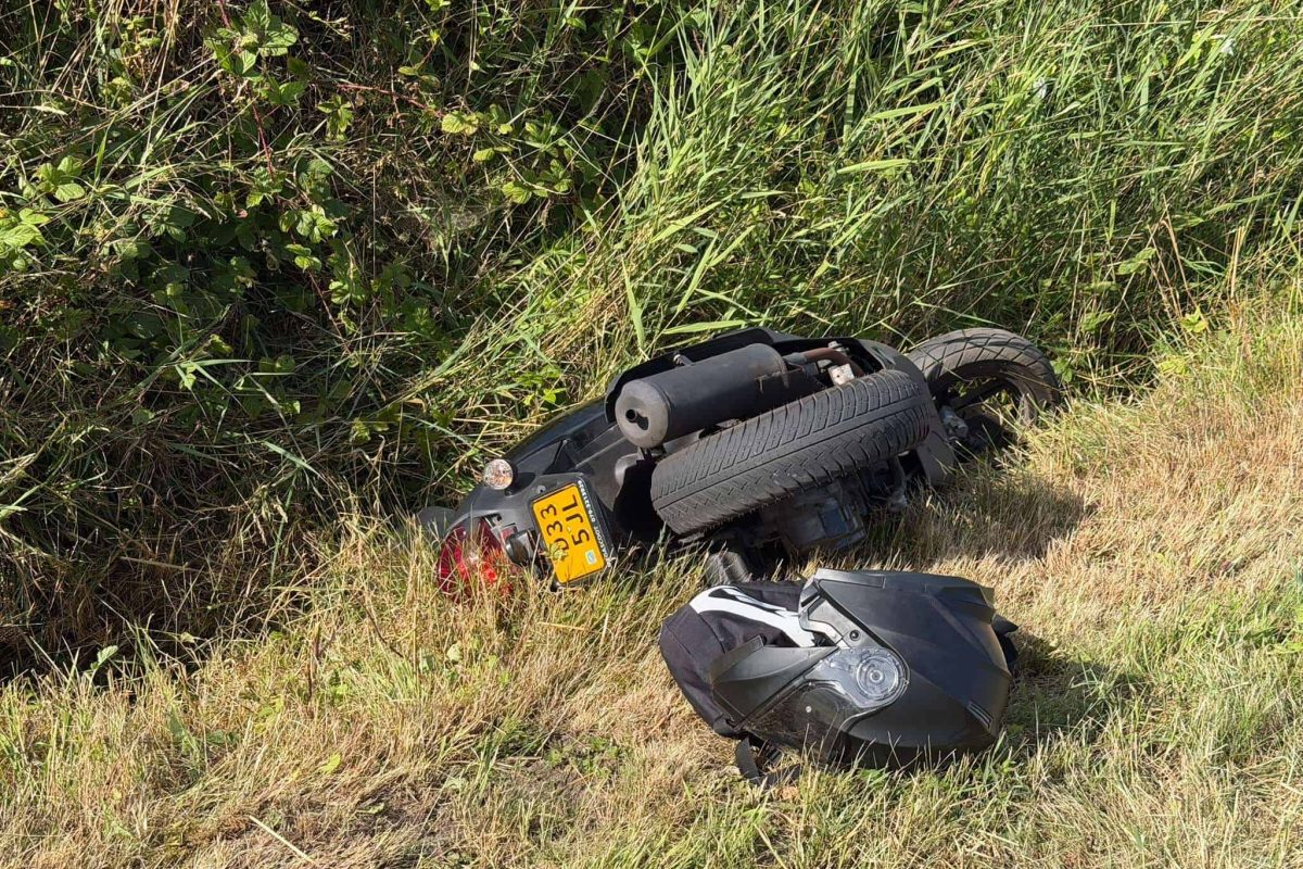 Scooterrijder gewond na val in sloot langs Nijkerkerstraat