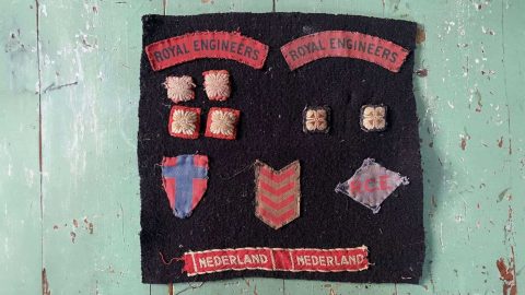stukje-stof-met-bijzondere-geschiedenis-uit-Putten-in-Beekbergs-oorlogsmuseum-1