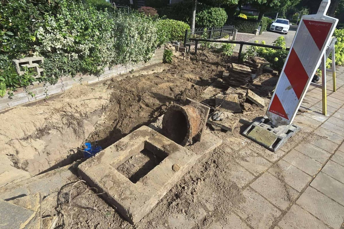 Waterleiding gesprongen aan Roosendaalseweg: nachtwerk voor monteurs