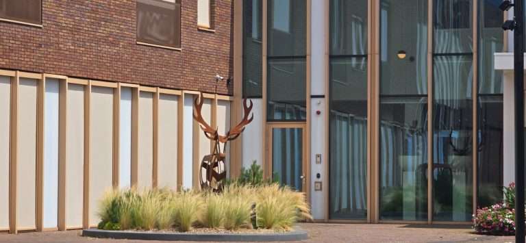 gemeente-putten-gemeentehuis-hert-kunstwerk-gebouw