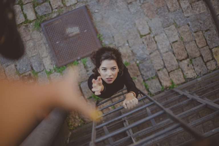 hand-hulp-pexels-samantha-garrote