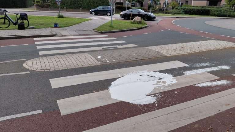 Oeps op rotonde bij Praxis: emmer witte verf belandt midden op de weg