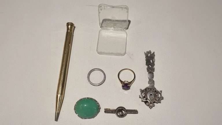 politie-zoekt-eigenaar-sieraden-putten