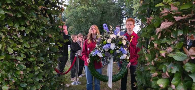 Putten herdenkt razzia van 1944: waarom deze schilderijen steeds tussen Putten en Ladelund reizen 23