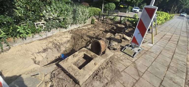 Waterleiding gesprongen aan Roosendaalseweg: nachtwerk voor monteurs